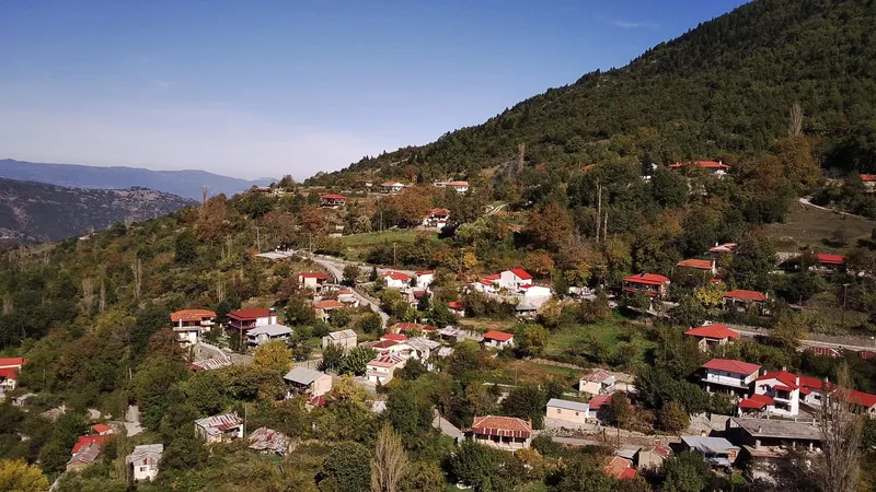 Ο Πύργος στην πλαγιά του βουνού, με κόκκινες στέγες και φθινοπωρινά χρώματα
