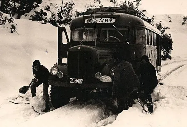 Λεωφορείο της Λαμίας κολλημένο στο χιόνι, με άνδρες να το ξεθάβουν