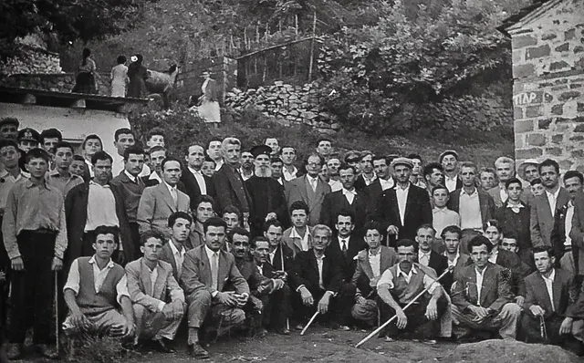 Ομαδική φωτογραφία ανδρών μπροστά από εκκλησία