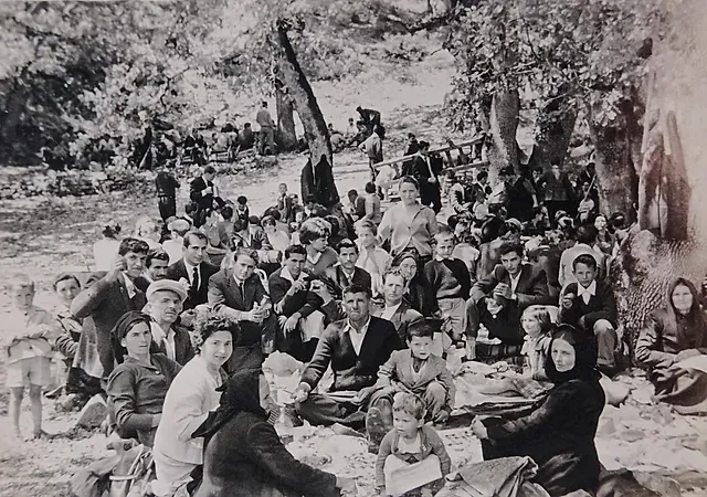 Μεγάλη παρέα συγχωριανών στο έδαφος, σε υπαίθρια συγκέντρωση