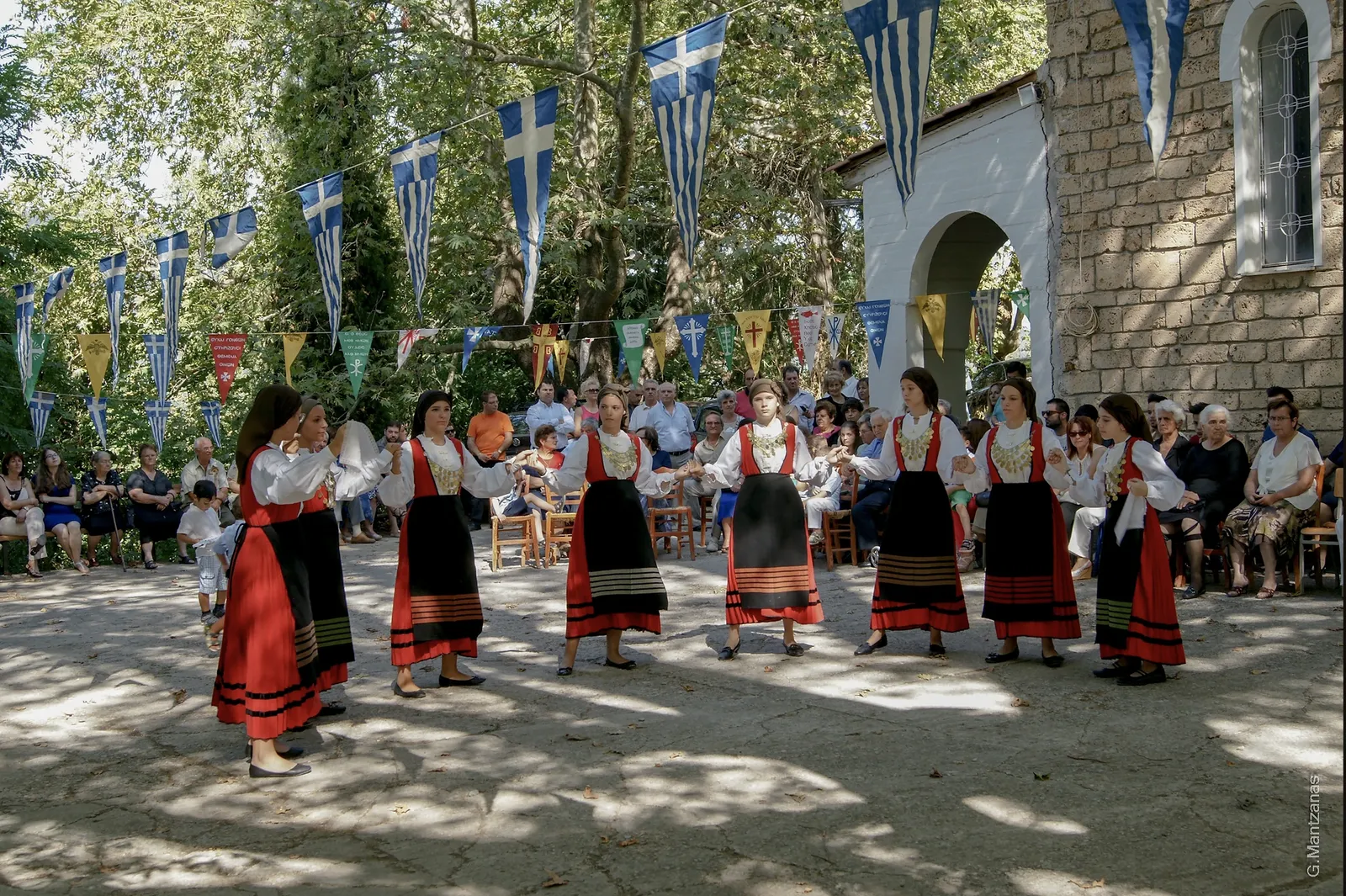 Παραδοσιακός χορός στην πλατεία του χωριού