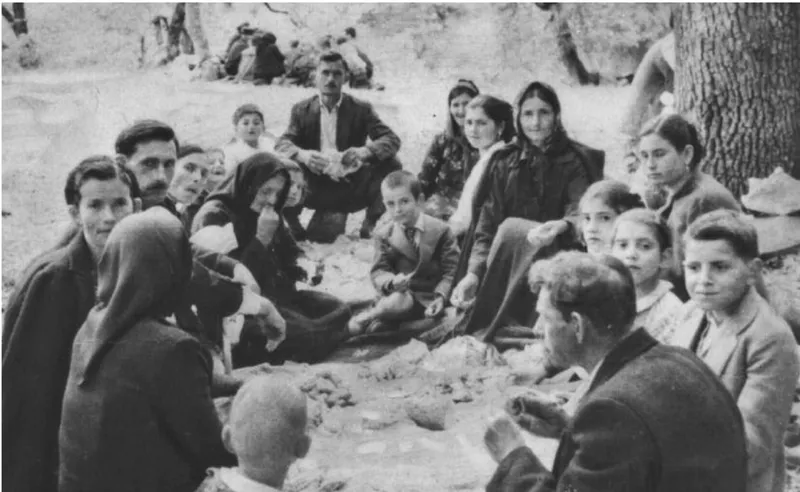 Συγχωριανοί κάθονται στο έδαφος κάτω από ένα δέντρο