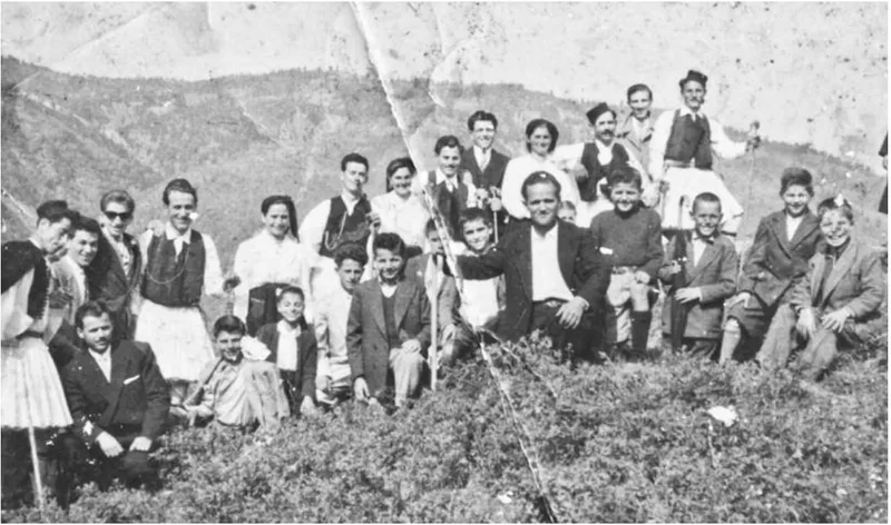Ομαδική φωτογραφία χωριανών στην πλαγιά, με παραδοσιακές φορεσιές